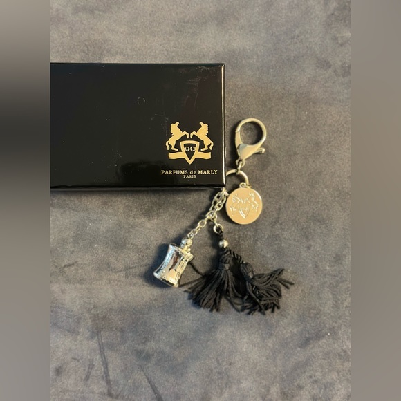 Parfums de Marly bag charm keychain gold with black tassels with pouch - Picture 2 of 6